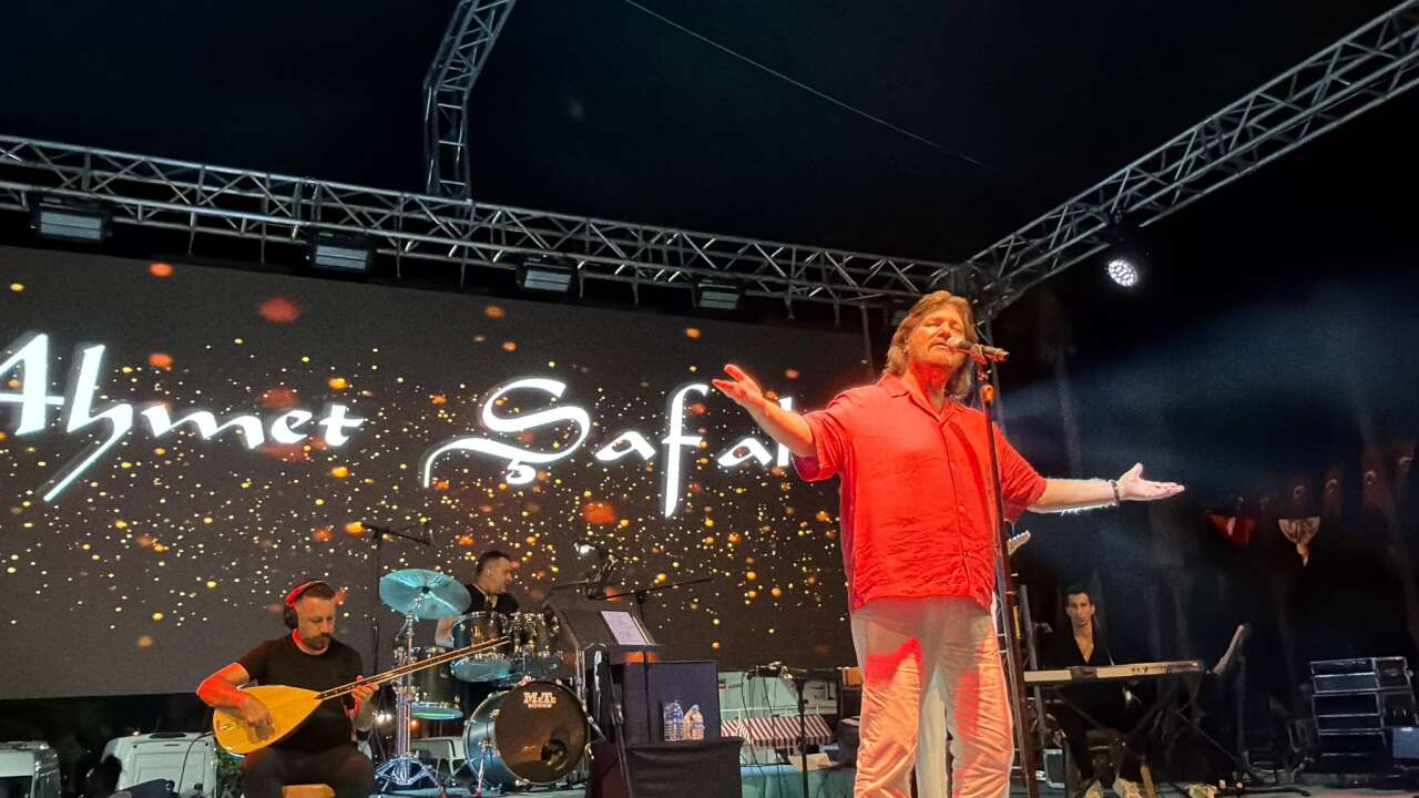 Ahmet Şafak, 15 Temmuz Gecesinde Yeni Türküsünü İlk Kez Marmaris’te Söyledi 6
